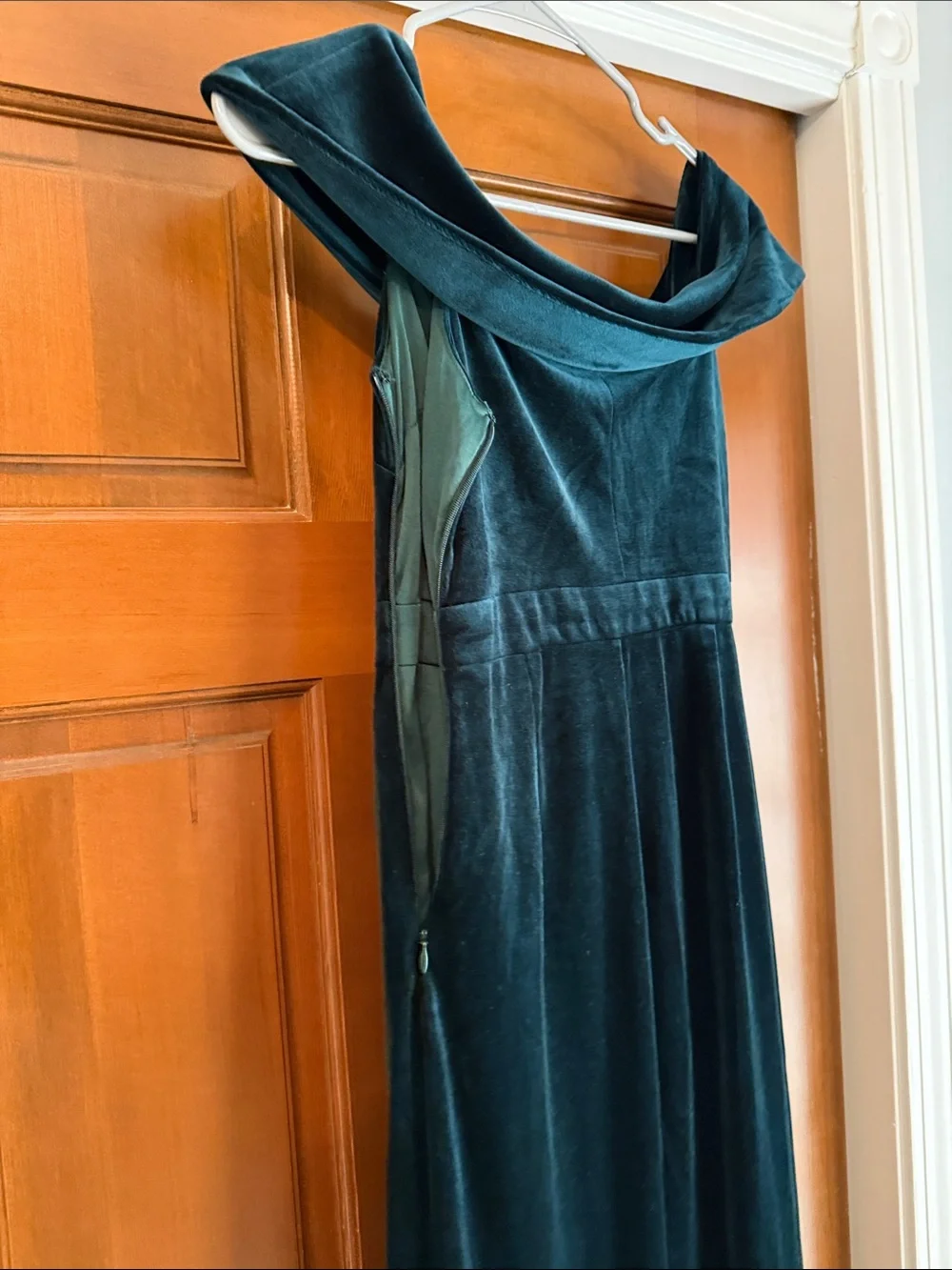 Lulu's Off-Shoulder Velvet Gown in Deep Green Emerald - Picture 3 of 5